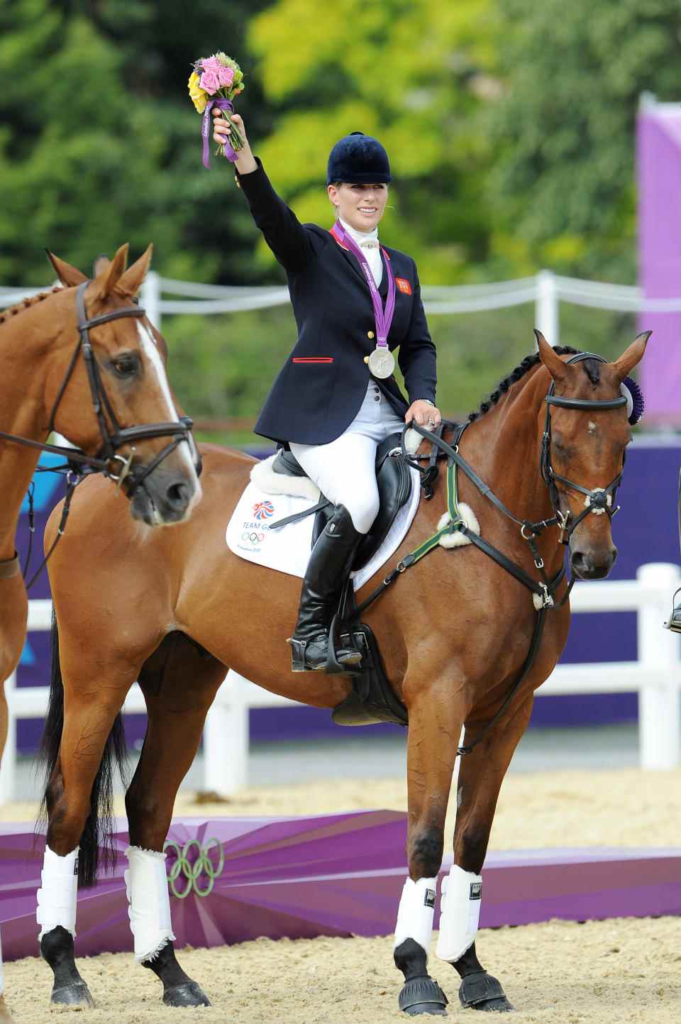 LONDRES, ANGLETERRE - 31 JUILLET : Zara Phillips chevauchant High Kingdom salue la foule après avoir reçu une médaille d'argent après l'épreuve équestre finale de saut d'obstacles par équipe le Jour 4 des Jeux Olympiques de Londres 2012 à Greenwich Park le 31 juillet 2012 à Londres, Angleterre .  (Photo de Pascal Le Segretain/Getty Images)