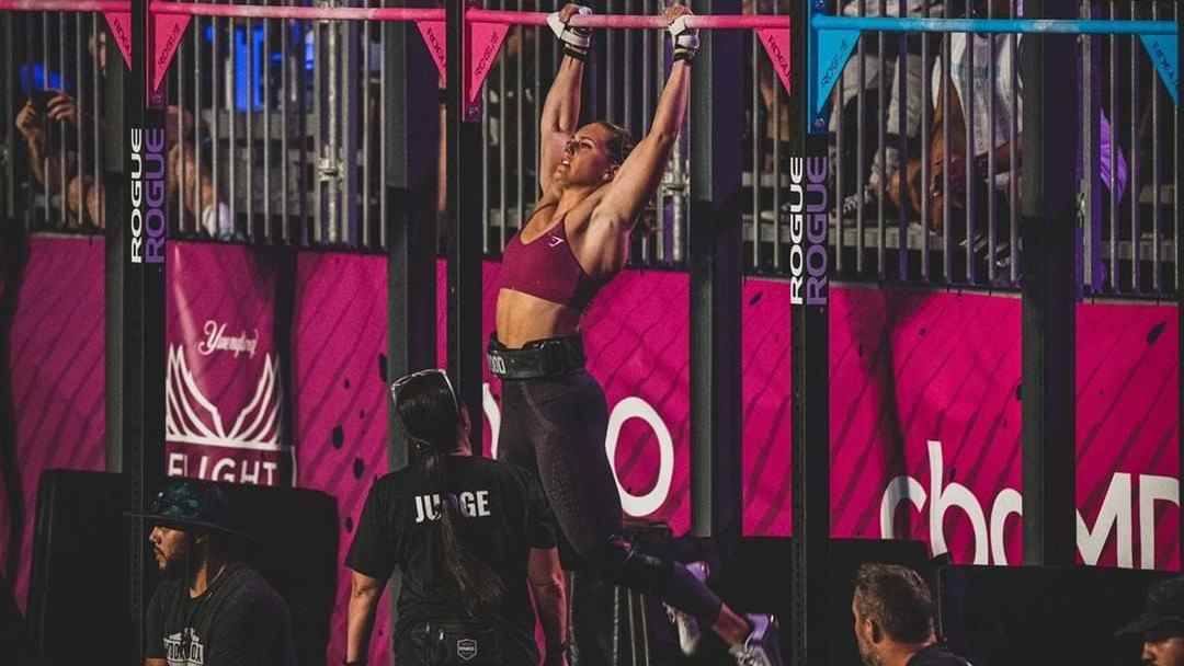 Aimee effectuant un pull up lors d'une compétition CrossFit