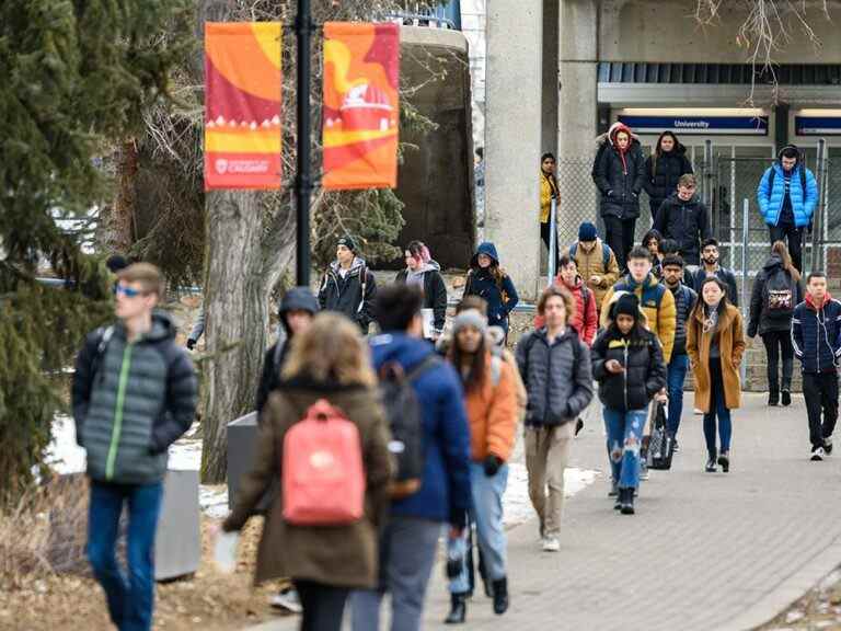 La levée du plafond de travail des étudiants internationaux est un bon début, mais il en faut davantage pour faire face à la crise du travail, selon les experts