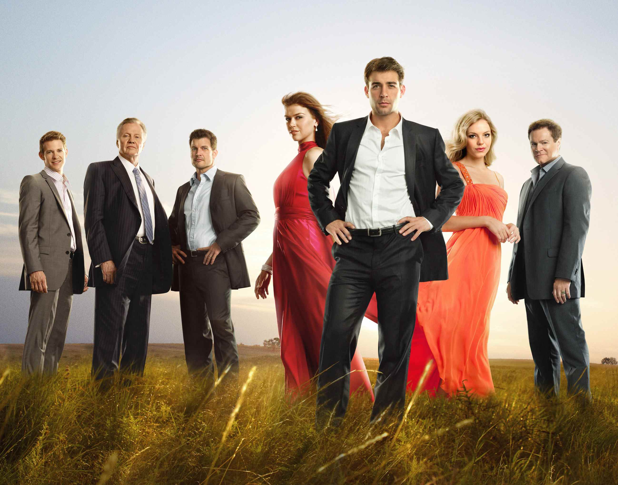 LONE STAR, (de gauche à droite) : Bryce Johnson, Jon Voight, Mark Deklin, Adrianne Palicki, James Wolk, Eloise Mumford, David Keith, (Saison 1), 2010. photo : Patrick Ecclesine / © Fox / Courtesy : Everett Collection