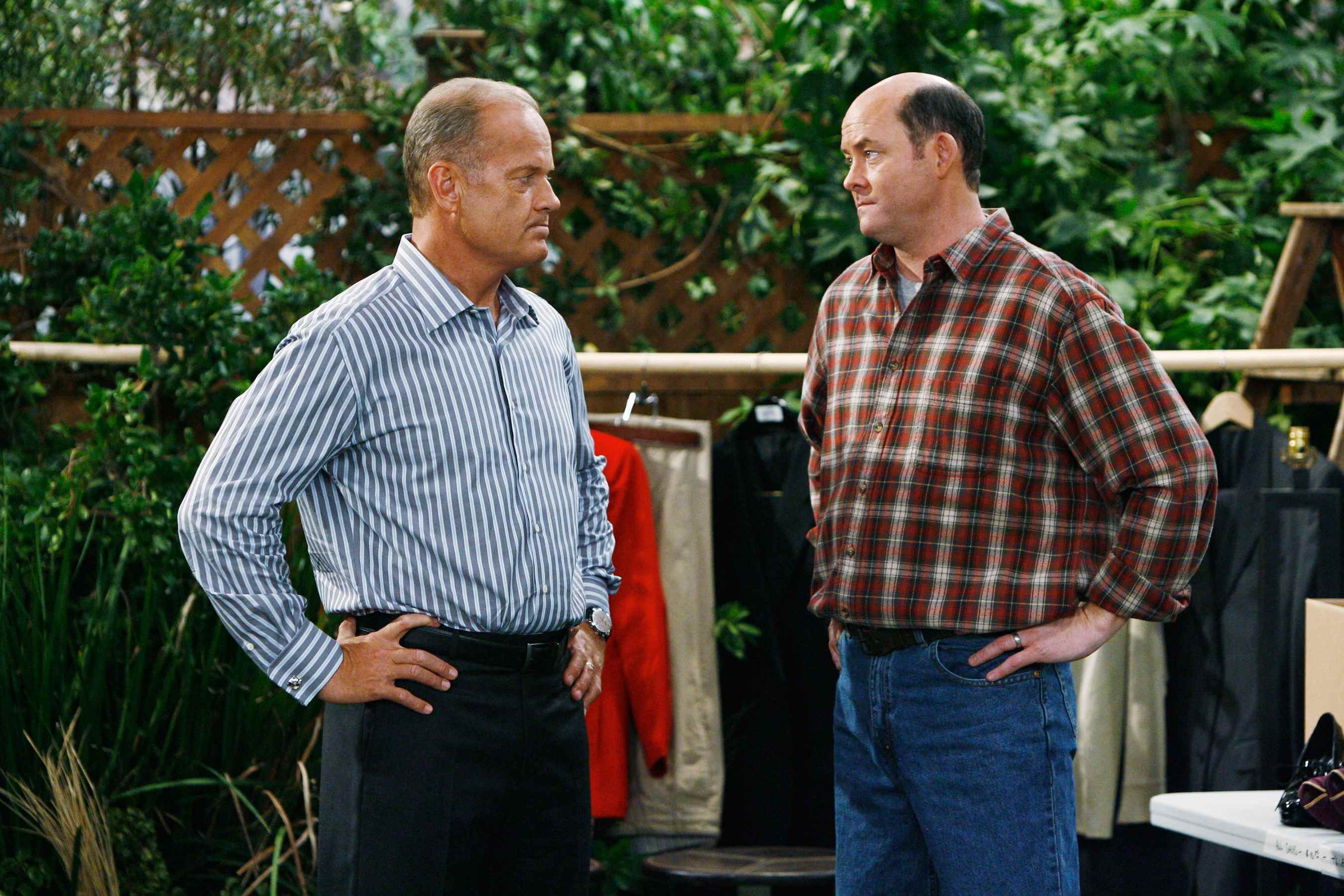 HANK, (de gauche à droite) : Kelsey Grammer, David Koechner, 'Yard Sale', (Saison 1, diffusée le 7 octobre 2009), 2009. photo : Adam Larkey / © ABC / Courtesy : Everett Collection