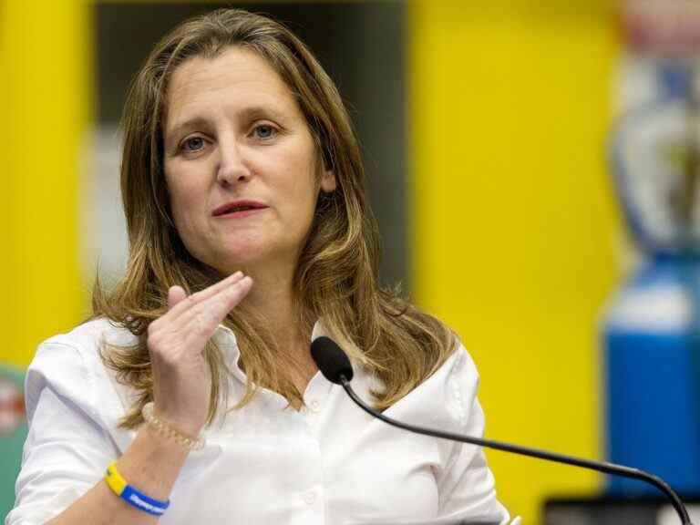 Freeland qualifie les commentaires du premier ministre de l’Alberta sur l’invasion russe de l’Ukraine de « profondément blessants »