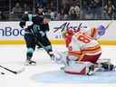 Le gardien des Flames de Calgary, Dan Vladar, tient le fort lors du match préparatoire de mardi soir contre le Kraken à Seattle.  Les Flames ont perdu 3-0.