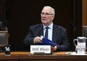 Le président du Conseil privé de la Reine pour le Canada et ministre de la Protection civile Bill Blair se prépare à comparaître devant le Comité mixte spécial sur la déclaration d'urgence, entourant l'utilisation par le gouvernement de la Loi sur les mesures d'urgence sur la Colline du Parlement à Ottawa le mardi 14 juin 2022.