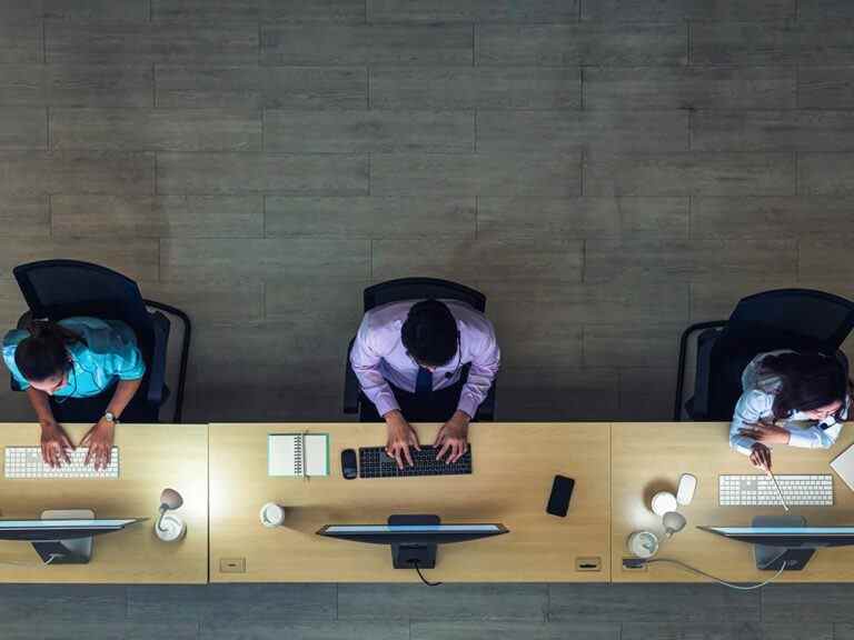 Méfiez-vous des ‘desk-bombers’ : l’anxiété face aux conversations de bureau imprévues, la dernière maladie des travailleurs