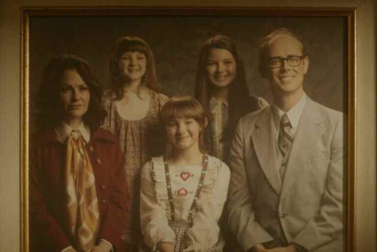 A FRIEND OF THE FAMILY -- “Horseback Riding in American Falls” Episode 101 -- Pictured: (l-r) Anna Paquin as Mary Ann Broberg, Elle Lisic as Young Susan Broberg, Hendrix Yancey as Young Jan Broberg, Mila Harris as Young Karen Broberg, Colin Hanks as Bob Broberg -- (Photo by: Peacock)