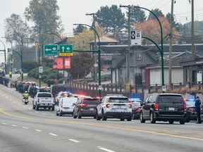 La police, le personnel des services d'urgence et la ligne publique Grandview Highway à Vancouver, en Colombie-Britannique, le jeudi 20 octobre 2022, en l'honneur de Const.  Shaelyn Yang, qui a été tuée dans l'exercice de ses fonctions le 18 octobre à Broadview Park à Burnaby, en Colombie-Britannique, alors qu'elle aidait un agent municipal à surveiller un sans-abri vivant dans le parc.  (Photo de Jason Payne/PNG)