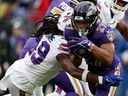 JK Dobbins des Baltimore Ravens court avec le ballon tout en étant plaqué par Tremaine Edmunds des Buffalo Bills au premier quart au M&T Bank Stadium le 02 octobre 2022 à Baltimore, Maryland.