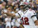 Tampa Bay Buccaneers quarterback Tom Brady (12) gestes à la ligne de scrimmage contre les Steelers de Pittsburgh au cours du quatrième trimestre au stade Acrisure le 16 octobre 2022. Pittsburgh a gagné 20-18.  