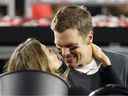 LA FAÇON QU'ILS ÉTAIENT: Tom Brady des Buccaneers de Tampa Bay et sa femme Gisele Bundchen célèbrent après avoir remporté le Super Bowl LV le 7 février 2021 à Tampa.