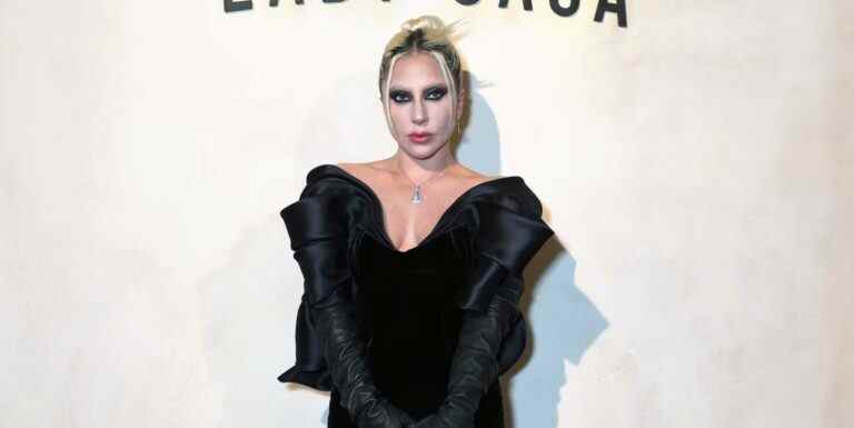 Lady Gaga est une reine gothique dans une robe noire et des filets de pêche déchirés