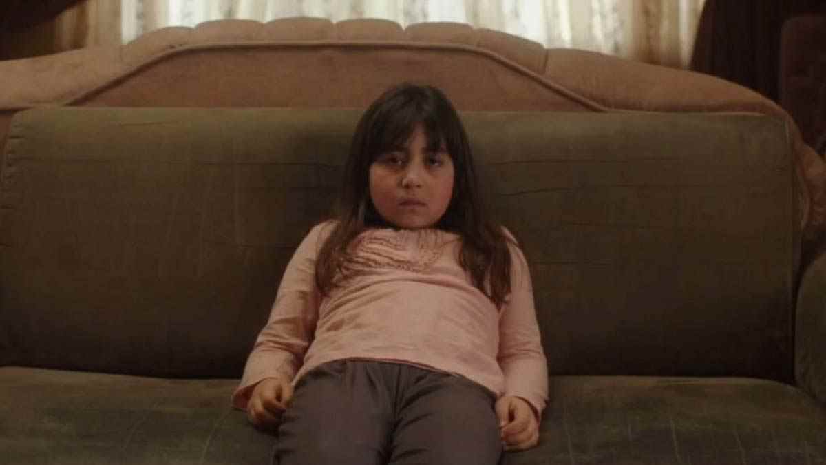 Avin Manshadi dans le rôle de Dorsa dans under the shadow, l'un des meilleurs films d'horreur à 95% et plus sur Rotten Tomatoes