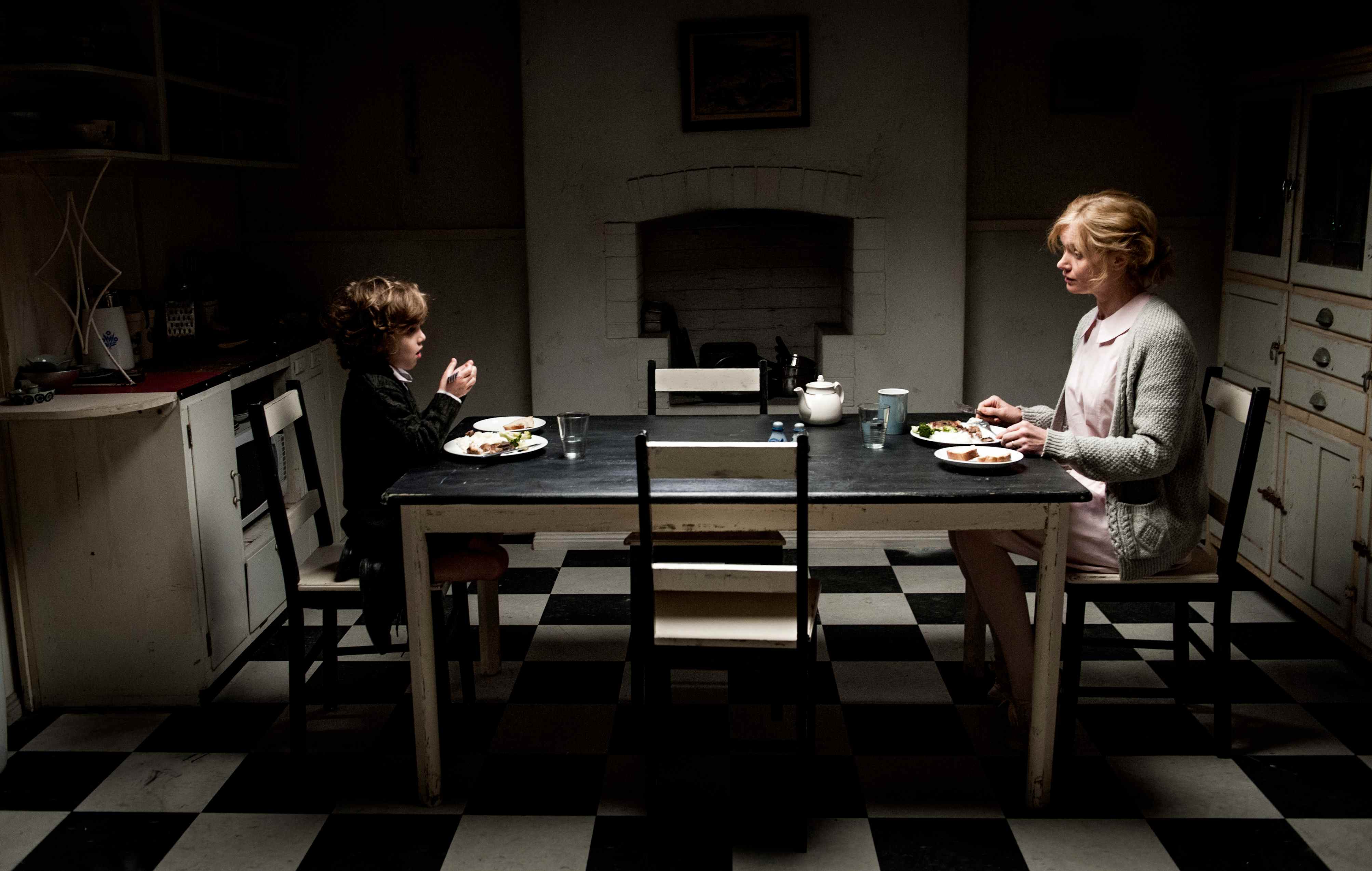 Samuel (Noah Wiseman) et sa mère Amelia (Essie Davis) sont assis à une table dans The Babadook, l'un des meilleurs films d'horreur à 95% et plus sur Rotten Tomatoes