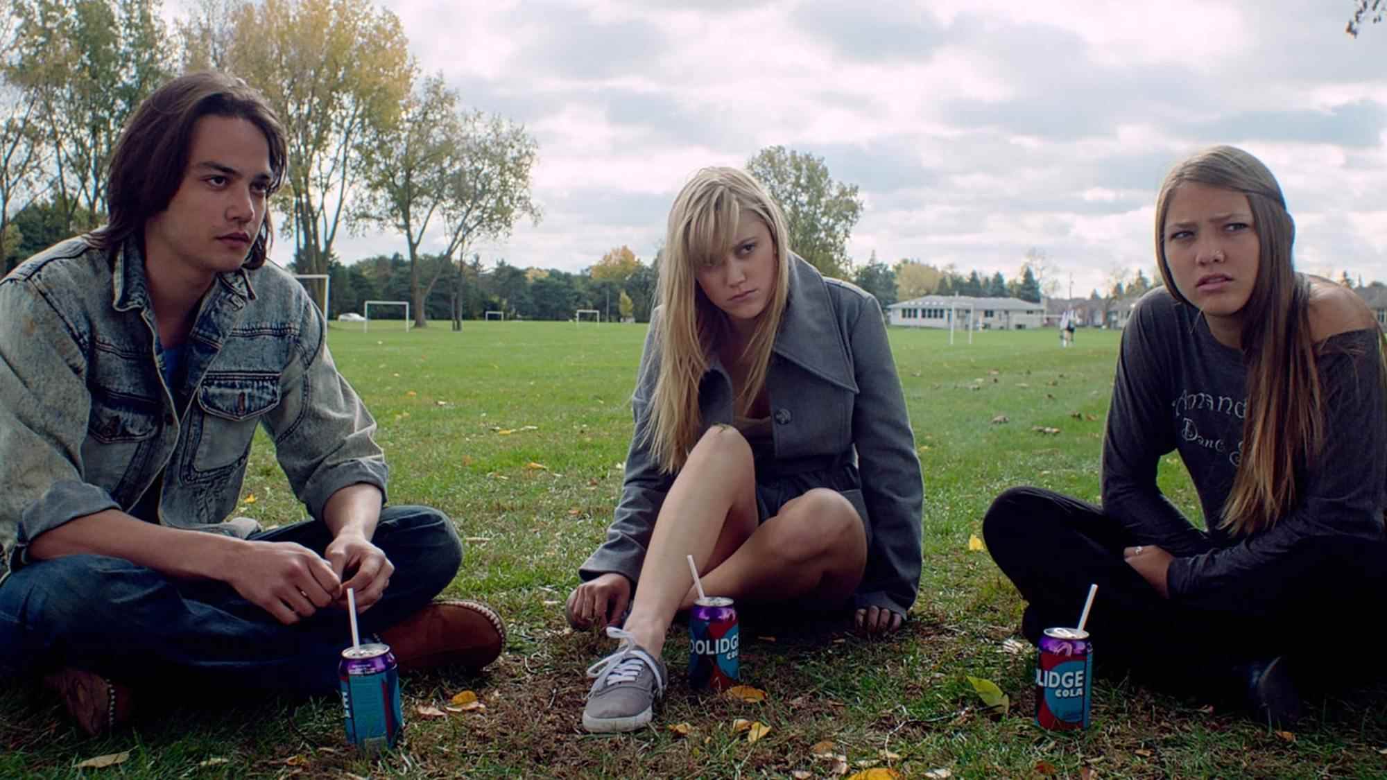 (De gauche à droite) Daniel Zovatto comme Greg, Maika Monroe comme Jay et Lili Sepe comme Kelly dans It Follows, l'un des meilleurs films d'horreur à 95% et plus sur Rotten Tomatoes