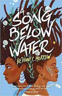 couverture de A Song Below Water de Bethany C. Morrow , montrant des illustrations de deux personnes à la peau brune dos à dos sous l'eau, leurs cheveux bruns flottant vers le haut dans l'eau