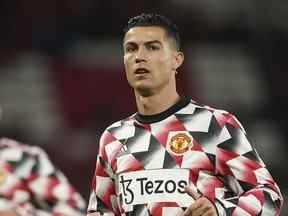 Cristiano Ronaldo de Manchester United s'échauffe avant le début d'un match de football du groupe E de la Ligue Europa entre Manchester United et Omonia au stade Old Trafford de Manchester, en Angleterre, le jeudi 13 octobre 2022.