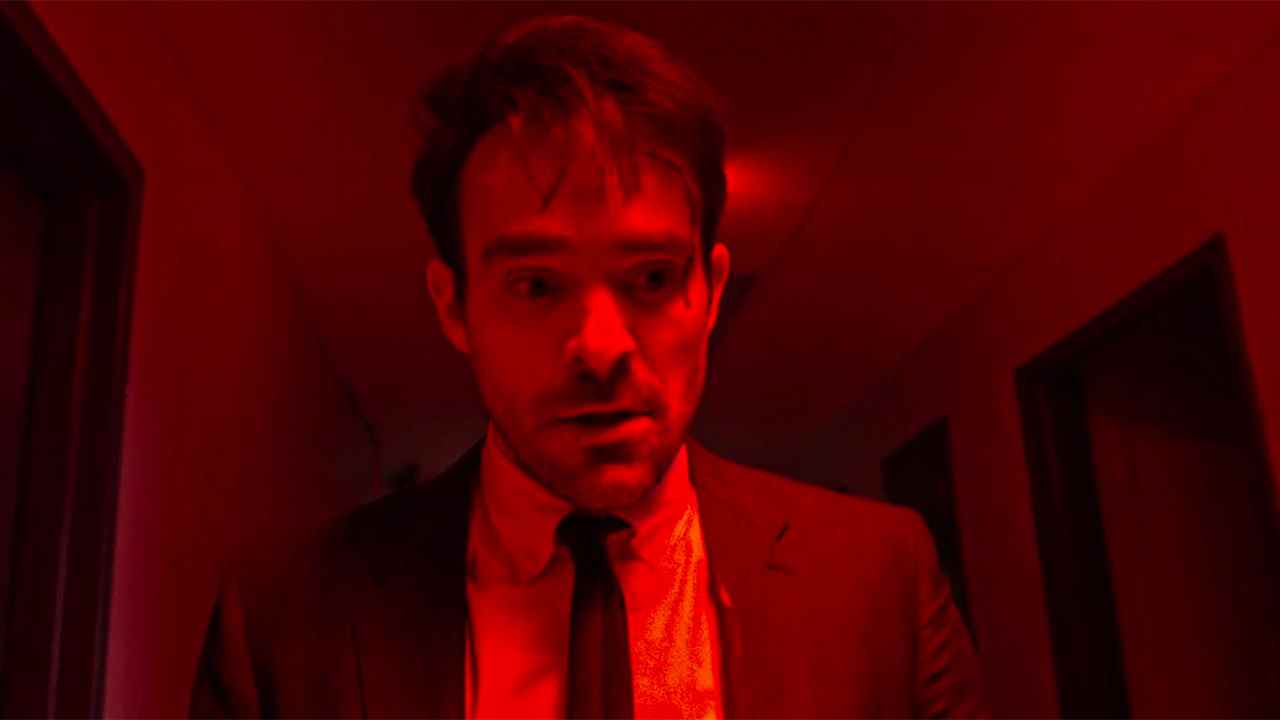 Charlie Cox dans le rôle de Matt Murdock dans la dernière scène de couloir de la série.