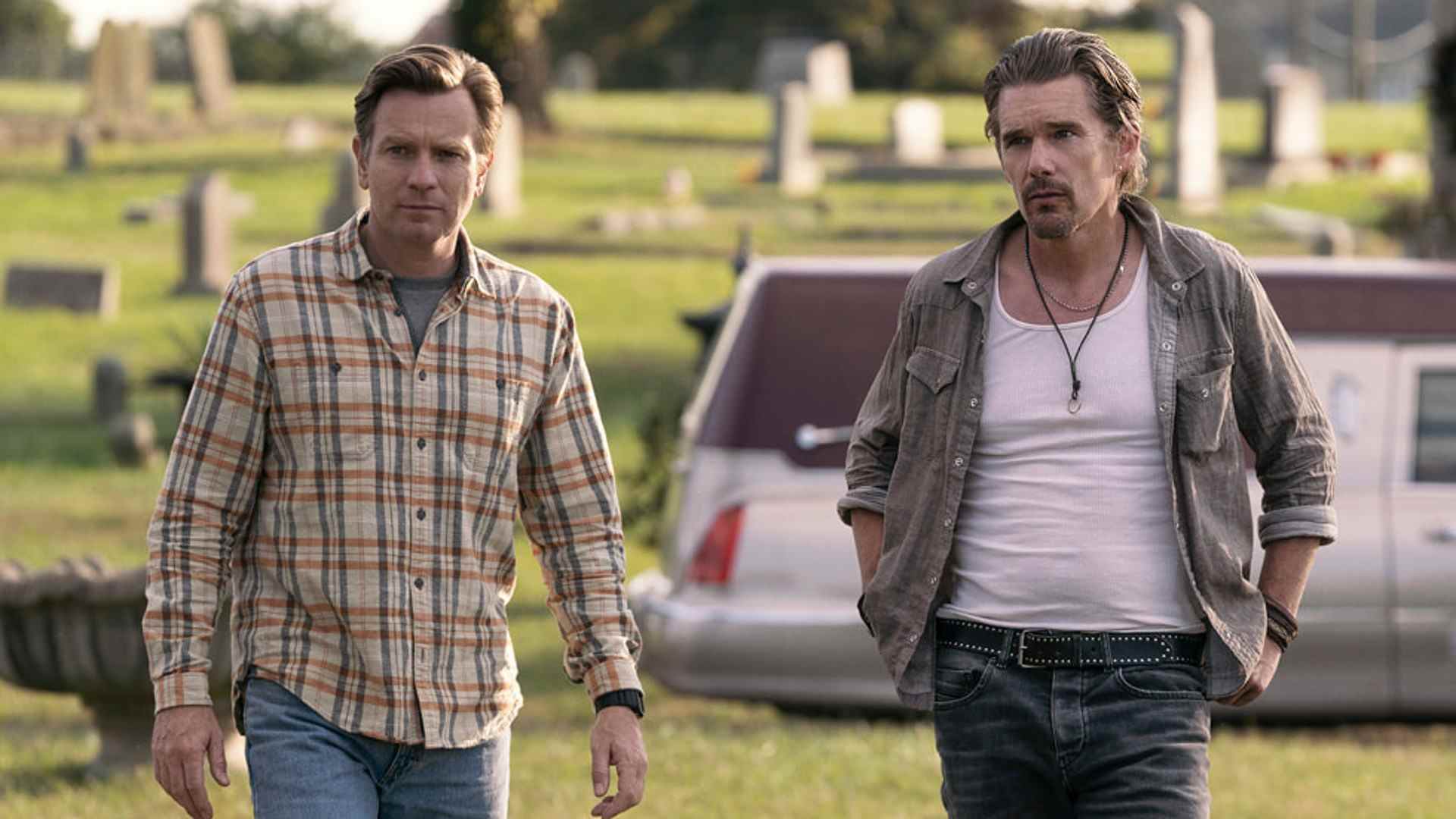 Ewan McGregor et Ethan Hawke dans Raymond & Ray