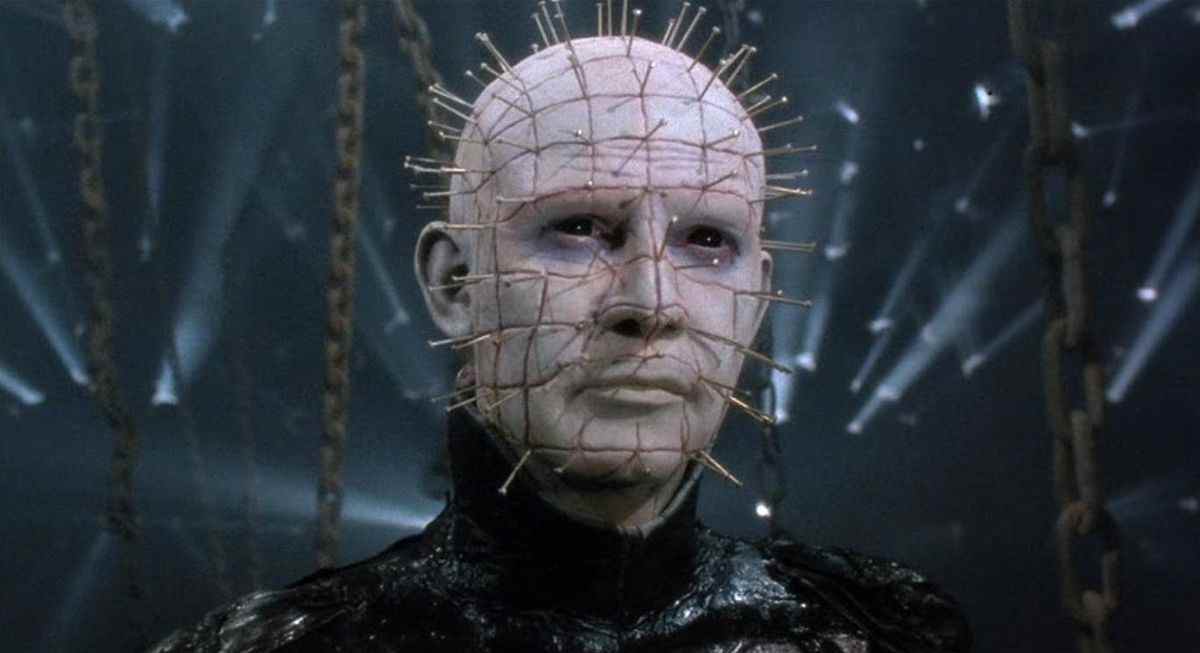 Le cénobite Pinhead dans Hellraiser, avec des aiguilles dans la tête