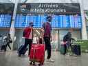 Les voyageurs arrivent au terminal 1 de l'aéroport international Pearson de Toronto alors que les retards se poursuivent, le jeudi 7 juillet 2022. 