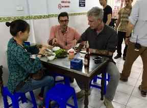 SUR LA ROUTE : Tom Vitale, parti sur la route avec son ami et mentor, Anthony Bourdain.  DO HUNG FI/ TOM VITALE