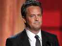 L'acteur Matthew Perry parle sur scène lors de la 64e cérémonie annuelle des Primetime Emmy Awards au Nokia Theatre LA Live à Los Angeles, le 23 septembre 2012.