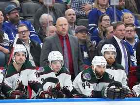 Une photo d'archive de l'entraîneur-chef des Coyotes, André Tourigny, qui était assistant de l'équipe du Canada lors du championnat mondial de hockey du printemps dernier avec DJ Smith des Sénateurs.