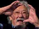 David Suzuki fait des gestes pendant qu'il prend la parole à la conférence annuelle de Clean Energy BC à Vancouver, en Colombie-Britannique, le lundi 29 octobre 2012. 