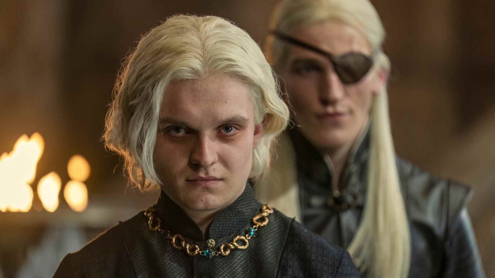 Tom Glynn-Carney comme Aegon et Ewan Mitchelle comme Aemond dans House of the Dragon