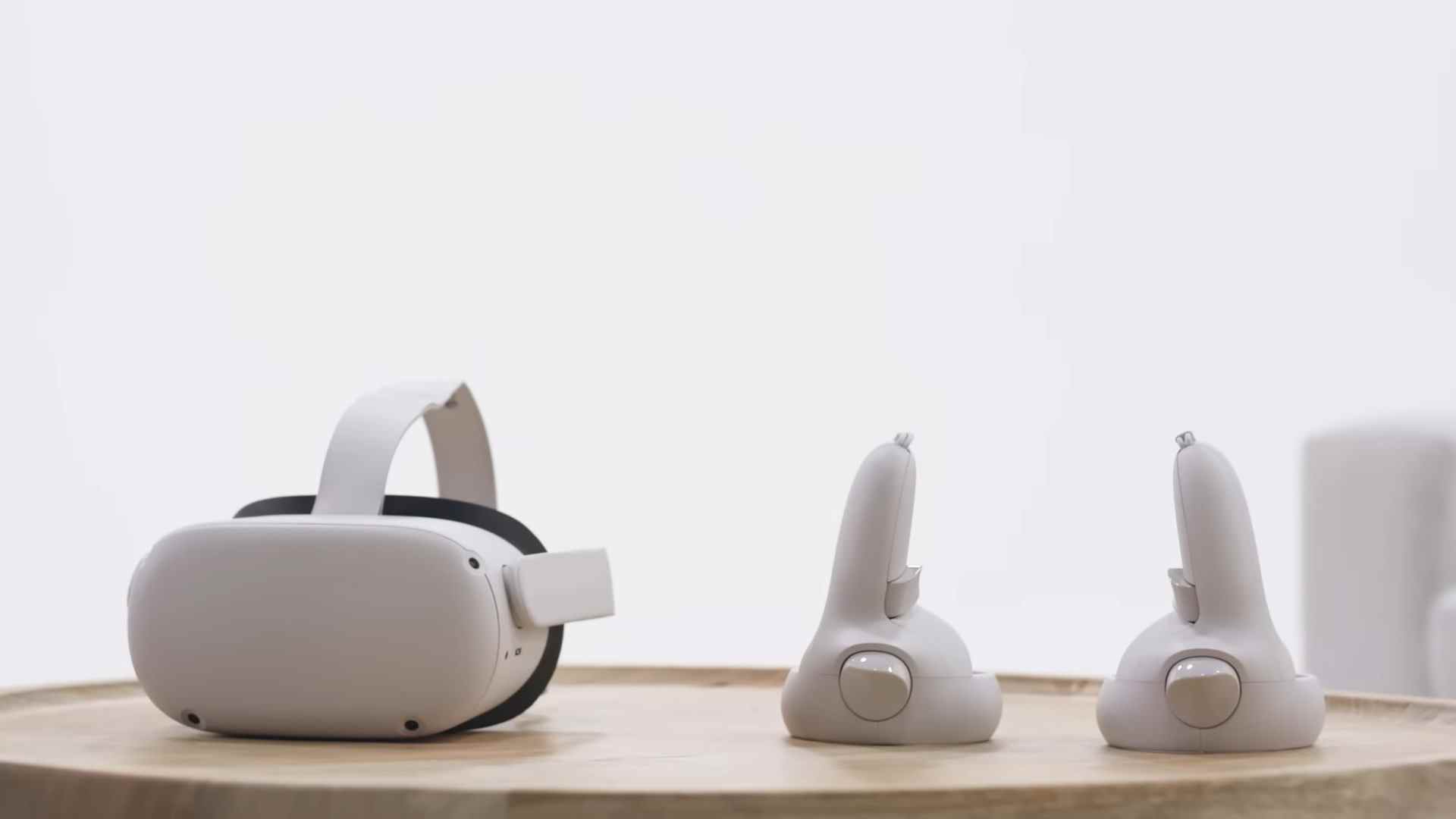 Comment jouer aux jeux Steam sur Oculus Quest 2 : Tête et contrôleurs assis sur une surface en bois