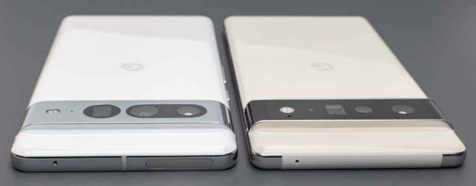 Le Pixel 7 Pro (à gauche) contre le Pixel 6 Pro (à droite).  Le 6 Pro a une grande fenêtre mmWave en plastique blanc sur le bord supérieur, et le Pixel 7 Pro la réduit à une petite fenêtre arrondie de couleur assortie.  C'est beaucoup moins une horreur.