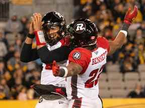 Le quart-arrière des Redblacks Caleb Evans célèbre l'un de ses deux touchés au sol avec le porteur de ballon Jackson Bennett en première mi-temps vendredi soir.