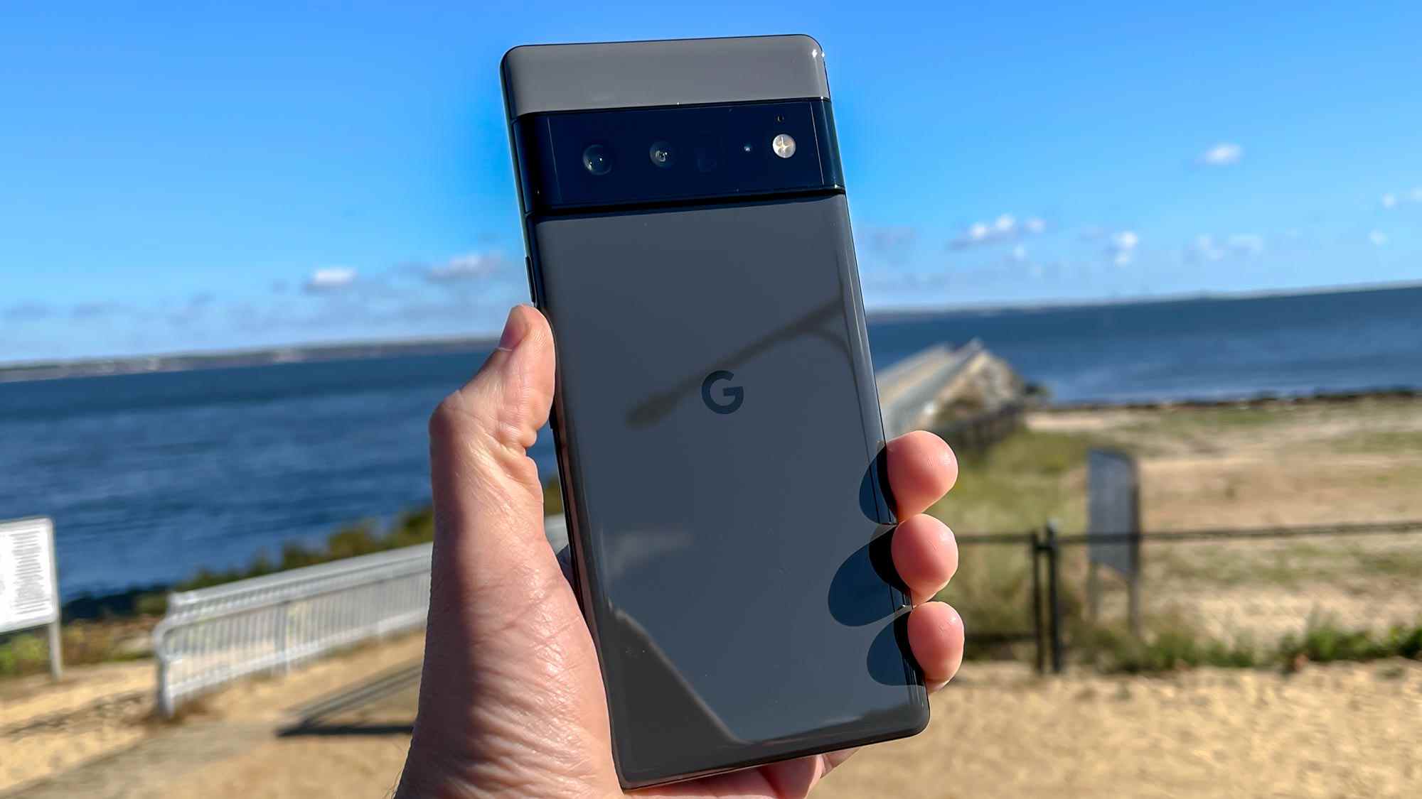 pixel 6 pro à la main sur une plage