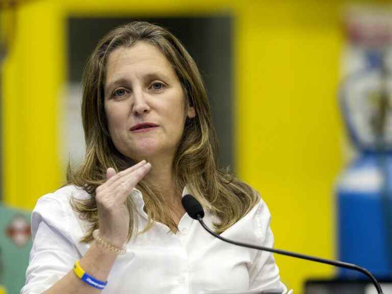 Les commentaires du premier ministre de l’Alberta sur la guerre en Ukraine sont « profondément blessants », a déclaré Freeland à Edmonton