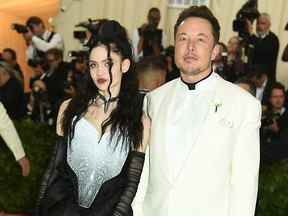 Grimes et Elon Musk assistent au Met Gala à New York en mai 2018.