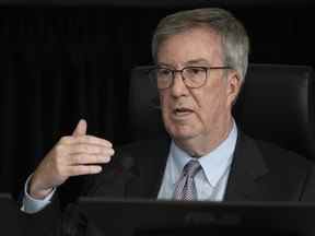 Le maire d'Ottawa, Jim Watson, fait un geste en répondant à une question d'un avocat lors d'un témoignage devant la Commission d'urgence de l'ordre public, le mardi 18 octobre 2022 à Ottawa.  (Adrian Wyld/La Presse canadienne)