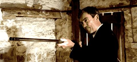 cain dingle se tient dans une grange pointant une arme sur al chapman à emmerdale