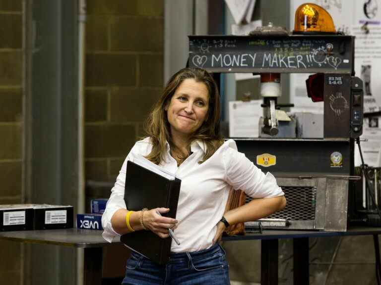 Chrystia Freeland défend la Banque du Canada avant la prochaine hausse des taux d’intérêt