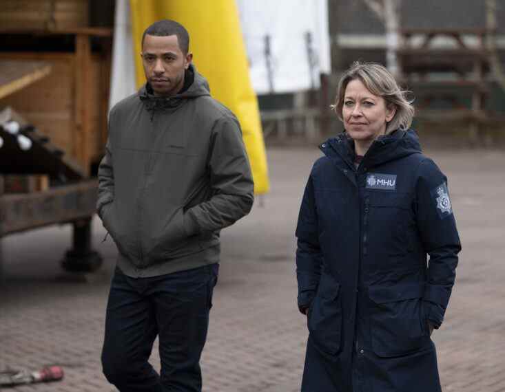 Ukweli Roach et Nicola Walker dans 