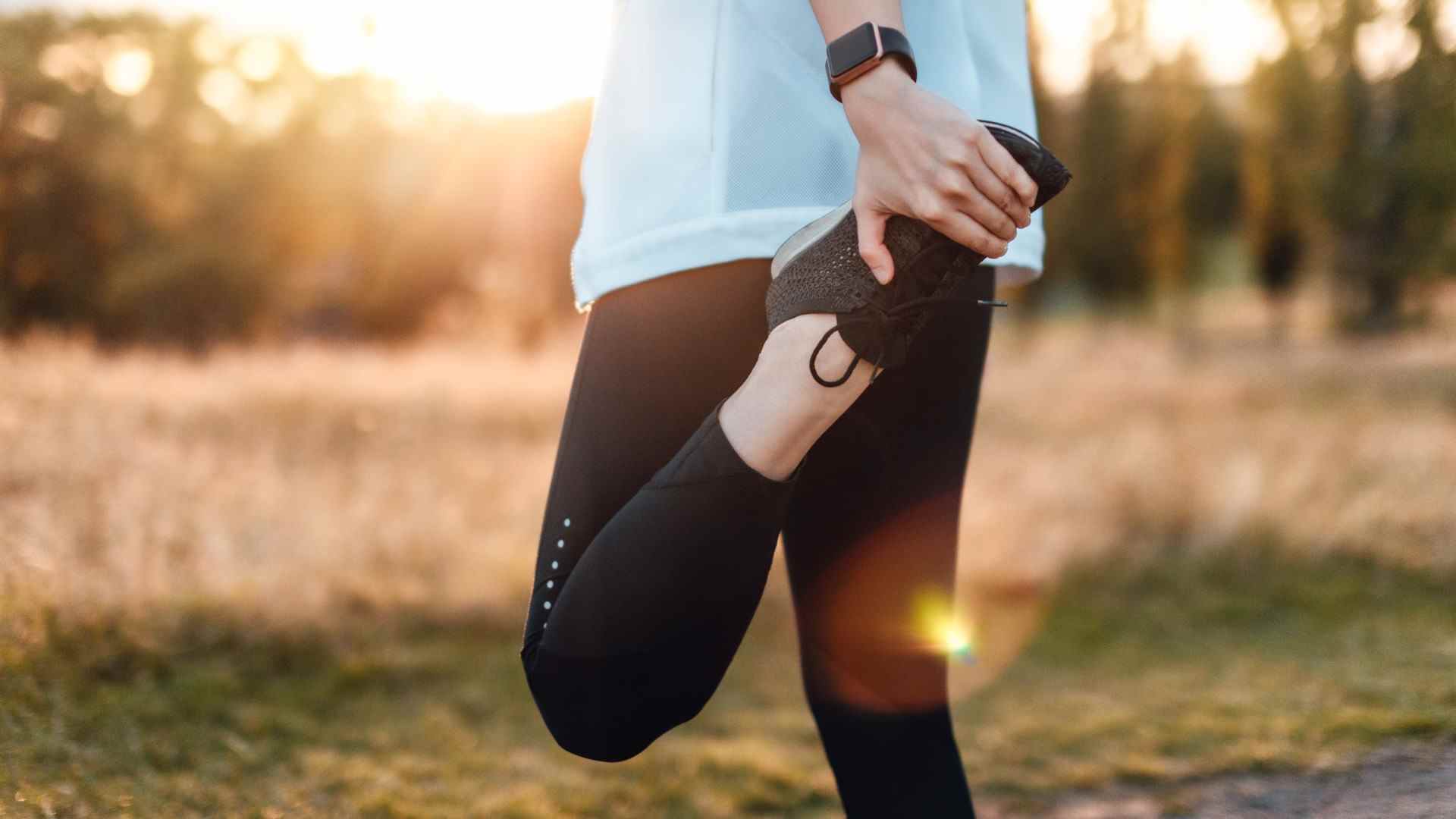 Exerciseur effectuant un étirement du genou debout pour des exercices de renforcement du genou