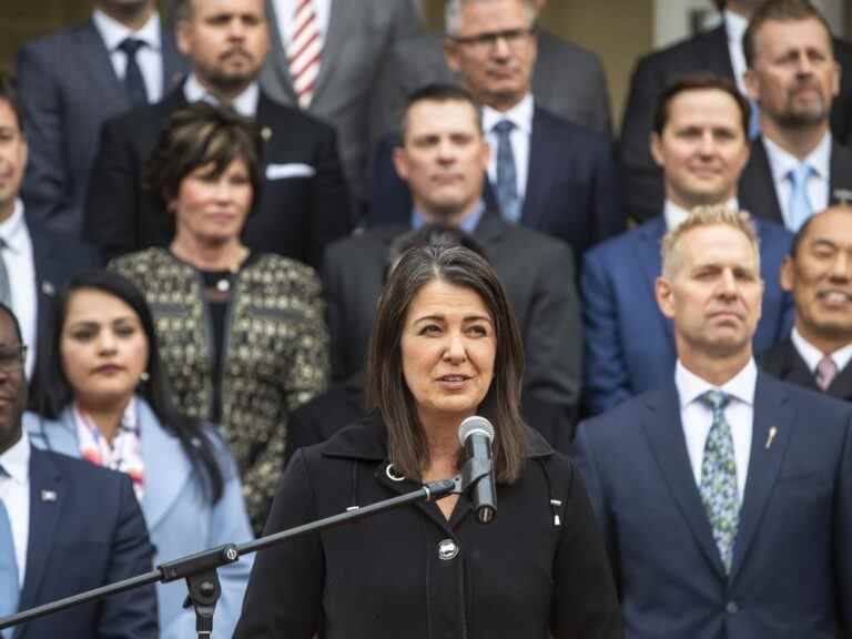 La première ministre Danielle Smith dit qu’elle se méfie du Forum économique mondial de l’Alberta pour couper les liens