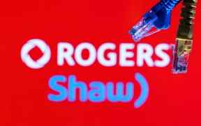 Des câbles Ethernet sont vus devant les logos de Rogers et de Shaw Communications dans cette illustration prise le 8 juillet 2022.