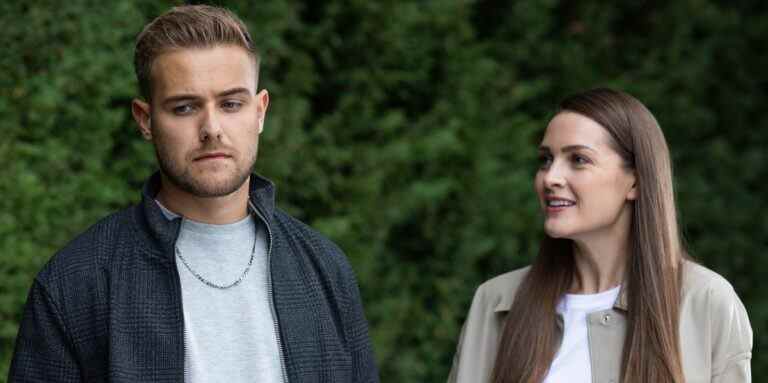 Hollyoaks diffuse un demi-tour romantique pour Sienna et Ethan

