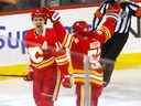 Mikael Backlund des Flames de Calgary marque le vainqueur du match contre le gardien des Golden Knights de Vegas Logan Thompson lors de la troisième période de l'action de la LNH au Scotiabank Saddledome de Calgary le mardi 18 octobre 2022. 