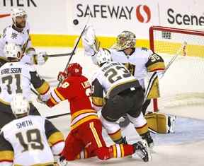 Elias Lindholm marque sur les Golden Knights de Vegas alors qu'il est entouré d'une foule le 18 octobre.