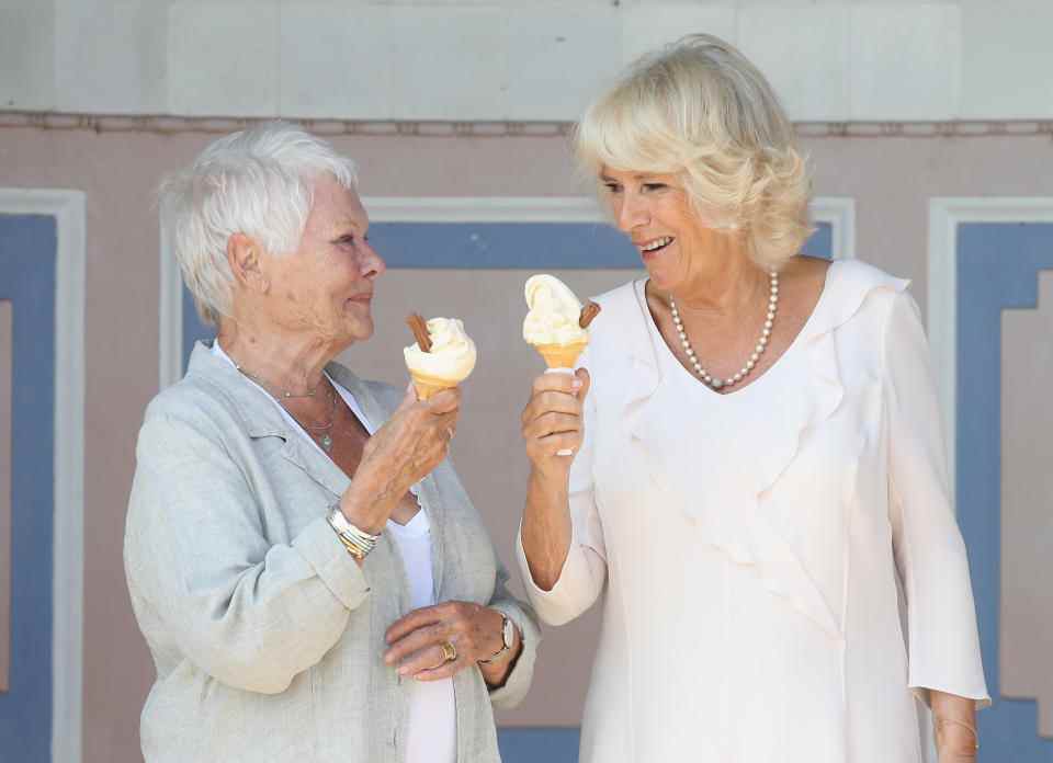 EAST COWES, ROYAUME-UNI - 24 JUILLET : Dame Judi Dench et Camilla, duchesse de Cornouailles dégustent une glace sur la plage privée de la reine Victoria à côté d'Osborne House lors d'une visite sur l'île de Wight le 24 juillet 2018 à East Cowes, île de Wight, Angleterre.  (Photo de Chris Jackson/Getty Images)