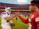 Bills QB Josh Allen et son homologue des Chiefs Patrick Mahomes se saluent après que Buffalo ait battu KC 24-20 le 16 octobre. La rivalité entre les deux superstars sera un régal pour les fans de football pour les années à venir.  USA AUJOURD'HUI SPORTS