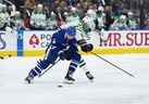 Justin Holl des Maple Leafs (à gauche) se bat pour la rondelle avec Mason Marchment des Dallas Stars lors de la deuxième période à la Scotiabank Arena le jeudi 20 octobre 2022. 