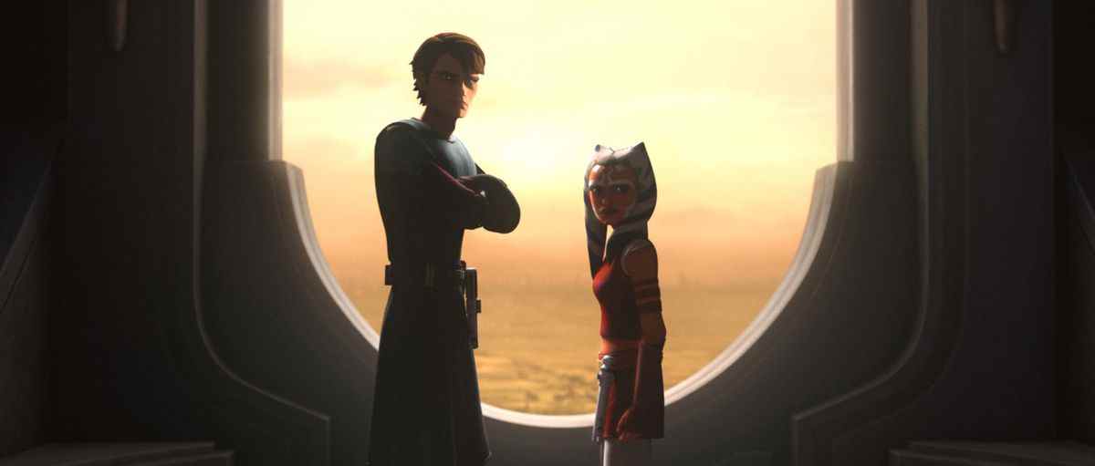 Anakin debout, les bras croisés avec Ahsoka ;  ils regardent tous les deux sérieusement quelque chose hors champ