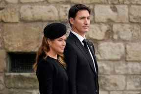 Sophie Grégoire et le premier ministre Justin Trudeau quittent l'abbaye de Westminster après les funérailles de la reine Elizabeth II le 19 septembre 2022 à Londres, en Angleterre.  CHRISTOPHER FURLONG/GETTY IMAGES